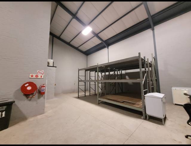 302M² WAREHOUSE TO LET IN STIKLAND INDUSTRIAL